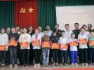Lữ đoàn Xe tăng 215 trao quà nâng bước em tới trường cho học sinh xã Nghĩa Lâm